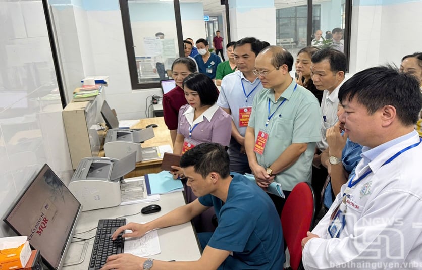 Hội đồng thẩm định của tỉnh kiểm tra việc triển khai bệnh án điện tử tại Trung tâm Y tế Võ Nhai (tháng 4-2025). Ảnh: T.L