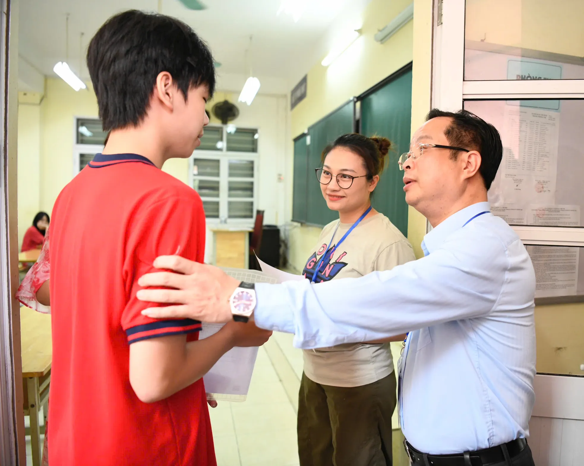 Gần 104.000 thí sinh Hà Nội làm thủ tục dự thi lớp 10, Giám đốc Sở GD&ĐT đi thị sát ảnh 3