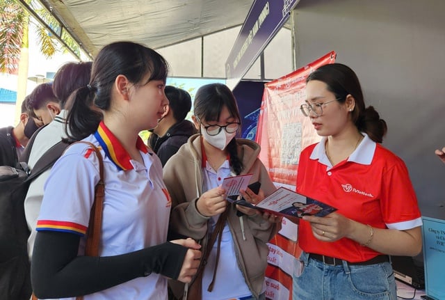 VKU Job Fair 2025: Cơ hội việc làm cho sinh viên và thị trường lao động số - Ảnh 2.