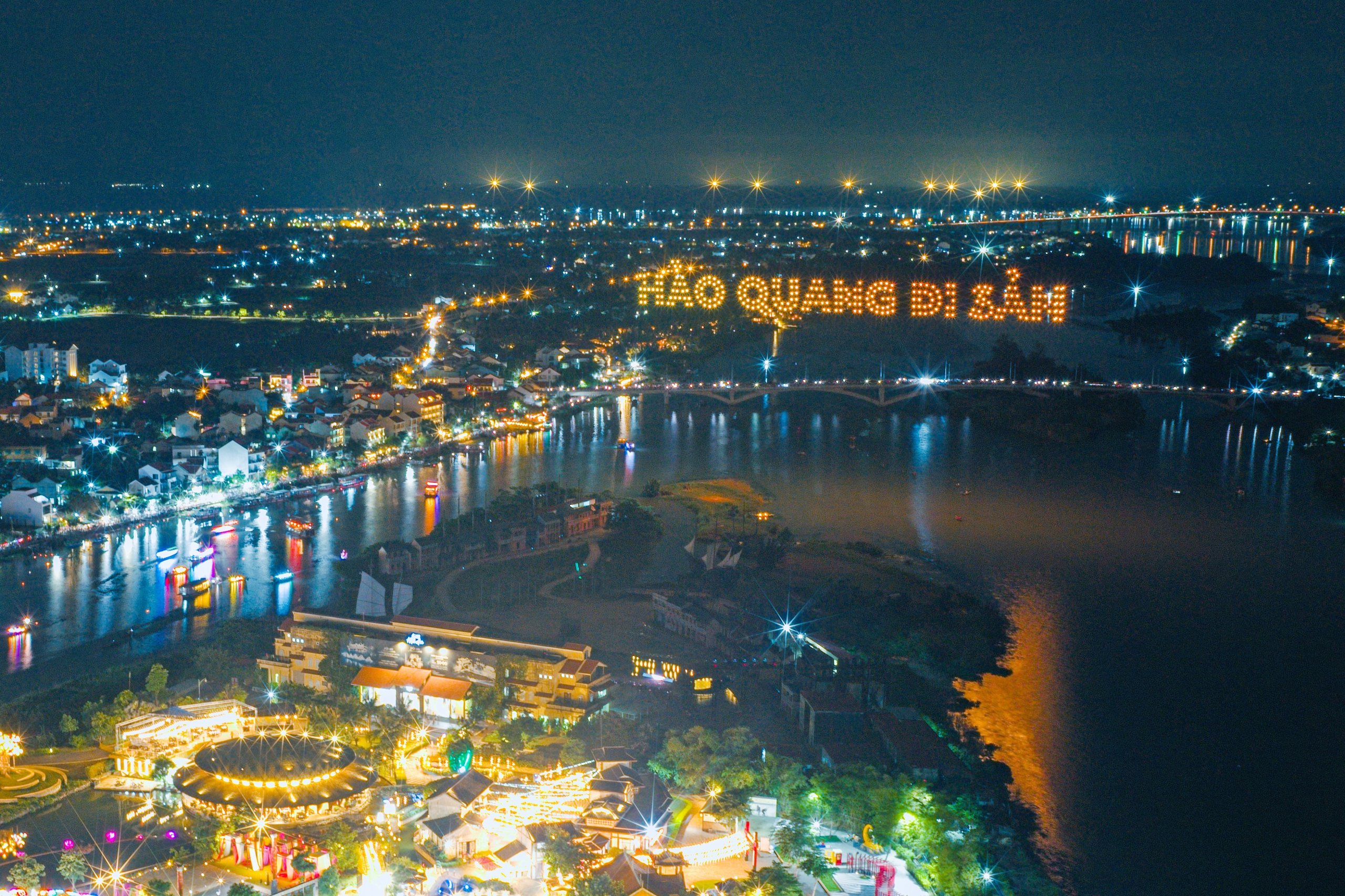 កាំជ្រួច និង​បាញ់​កាំជ្រួច​បាញ់​កាំជ្រួច​បំភ្លឺ​ទីក្រុង​បុរាណ Hoi An ពេល​យប់ - រូបថត ១.