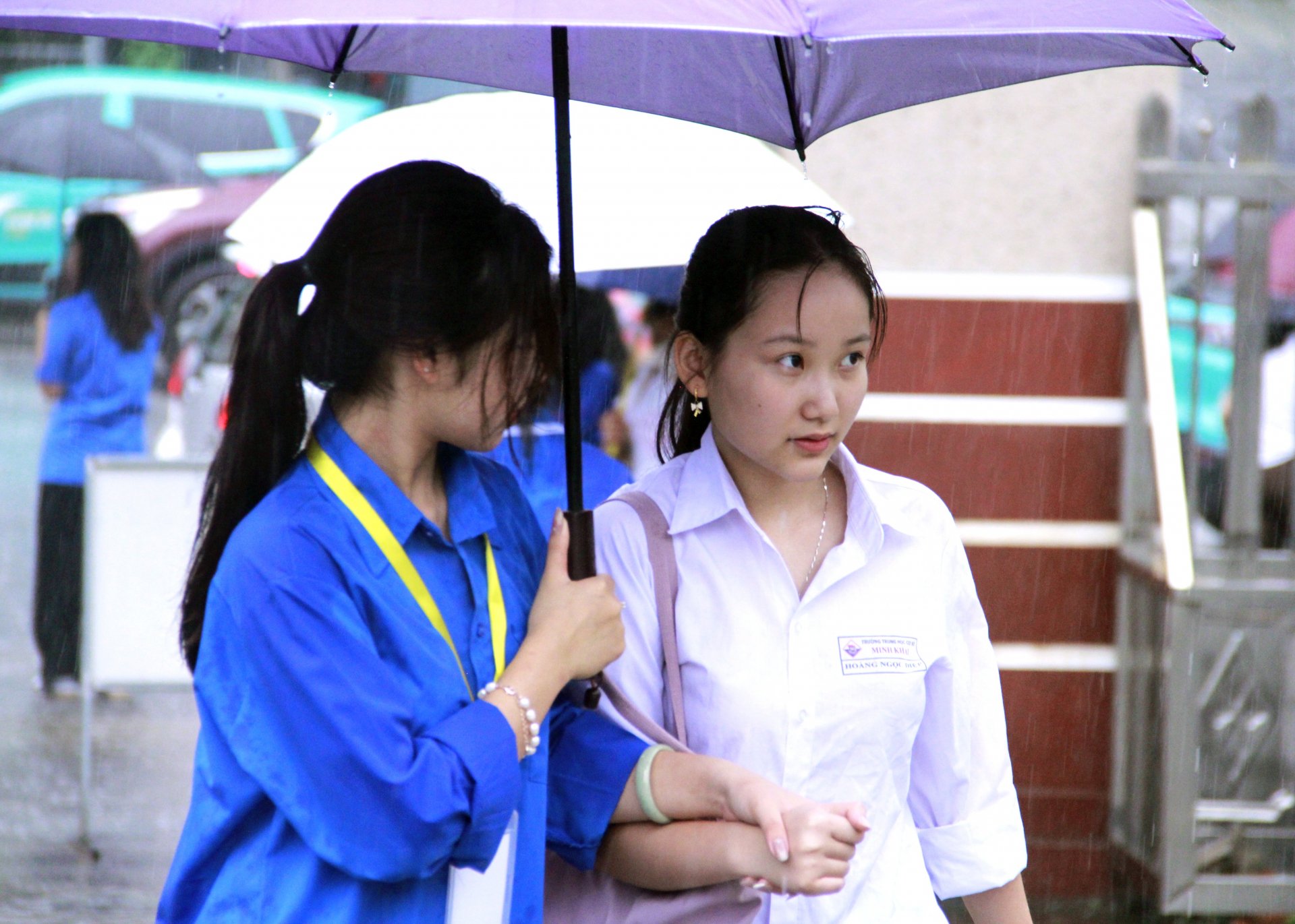 Cái nắm tay động viên của anh chị đoàn viên giúp các em tự tin hơn.