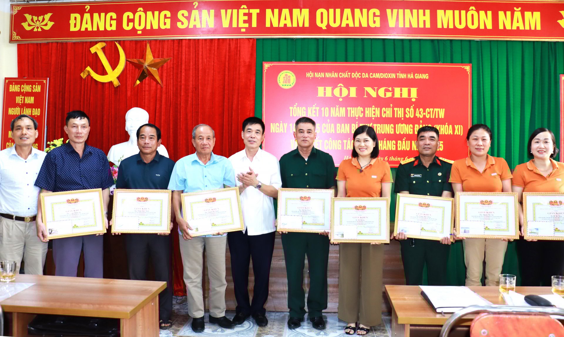 Chủ tịch Hội NNCĐDC/dioxin tỉnh tặng Giấy khen cho các cá nhân có thành tích xuất sắc trong thực hiện Chỉ thị 34 của Ban Bí thư T.Ư Đảng.