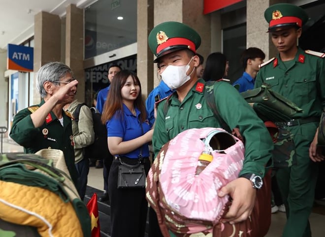 Cựu chiến binh bắt tay, chào điều lệnh từng chiến sĩ làm nhiệm vụ A80- Ảnh 5.