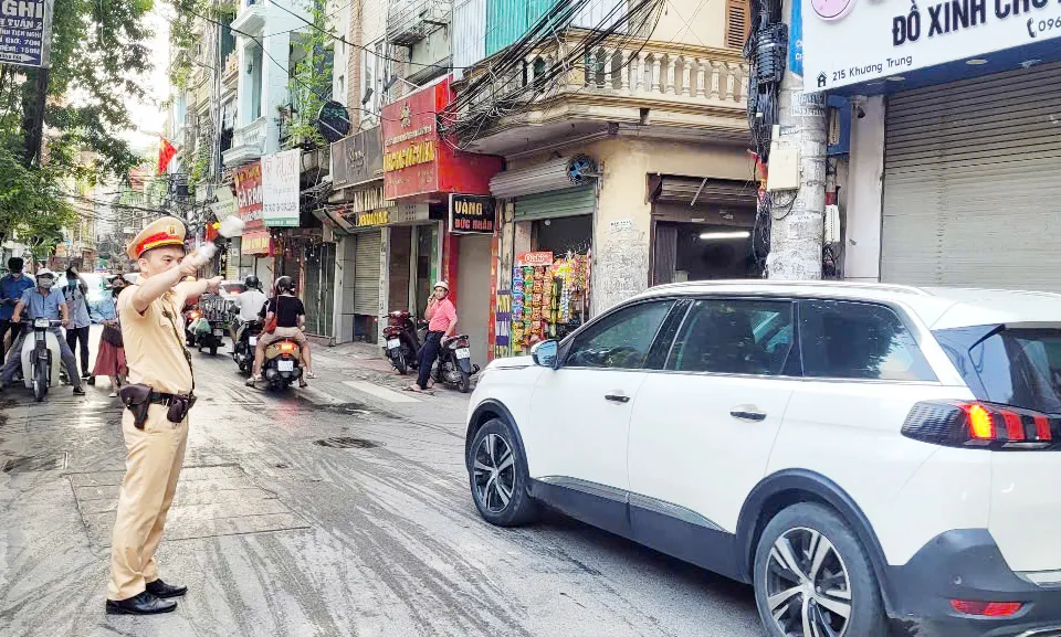 Cán bộ, chiến sĩ Công an Hà Nội túc trực tại các điểm trường hỗ trợ sĩ tử ảnh 9