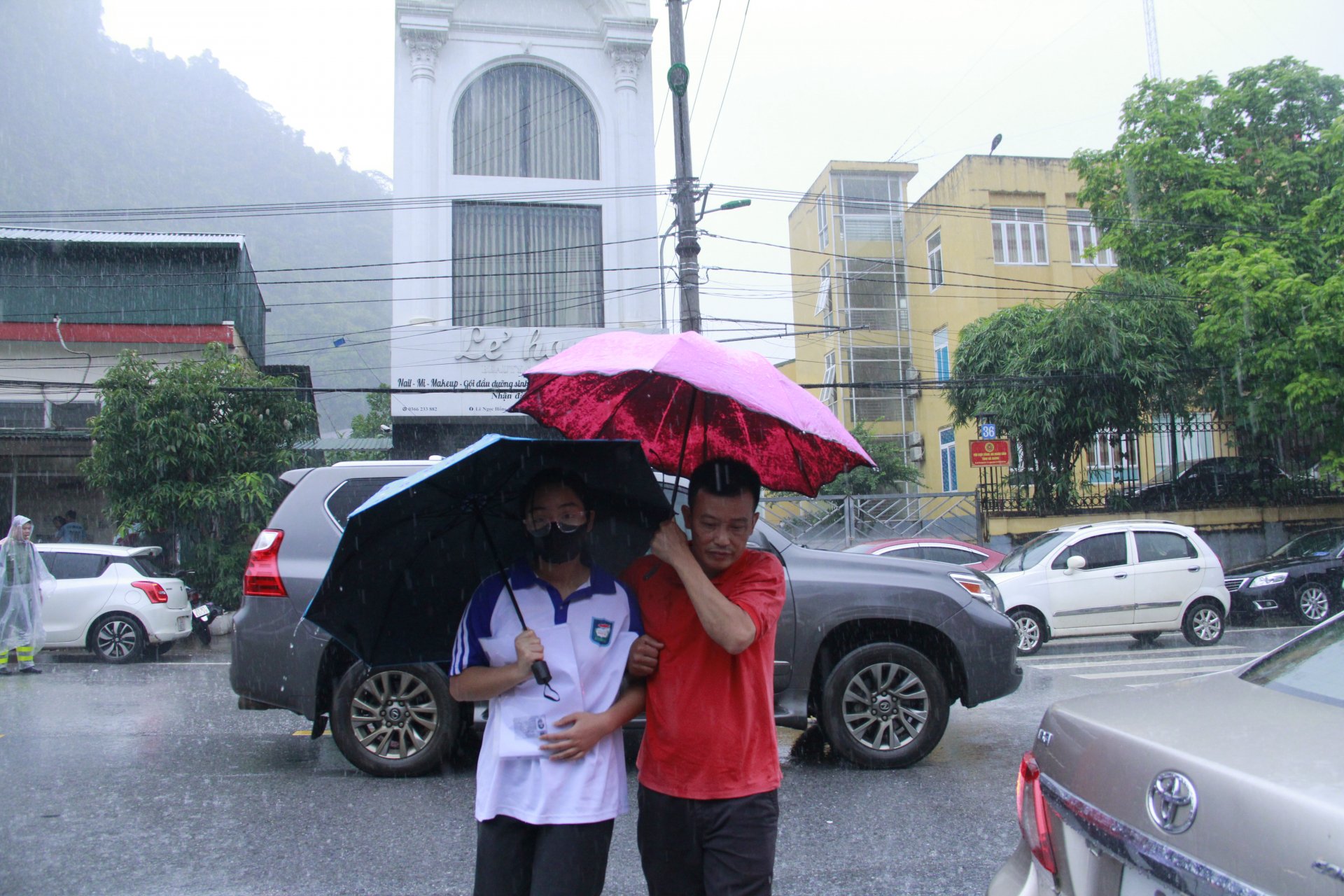 Đưa con đến điểm thi từ sáng sớm.