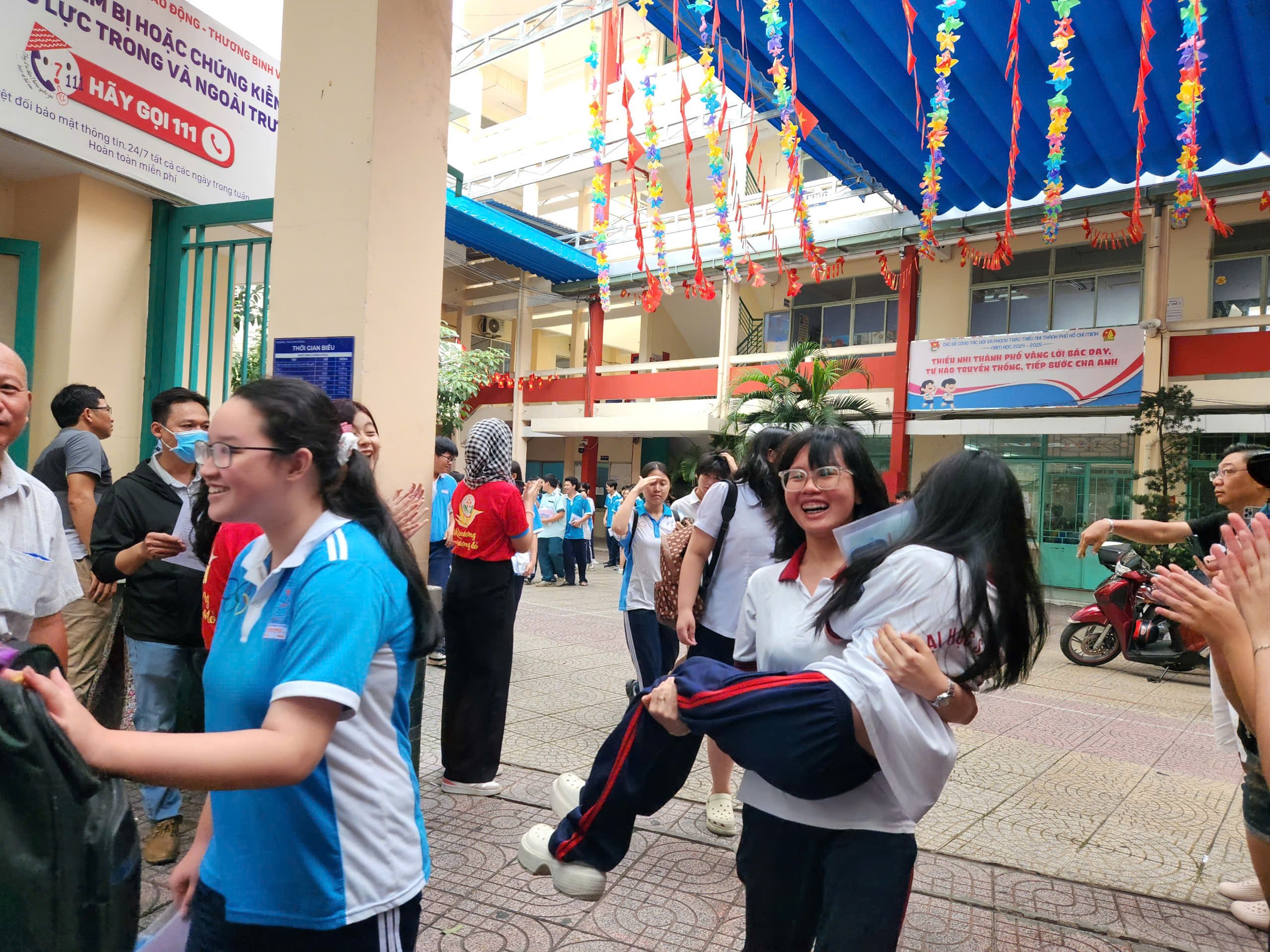 Người rơi lệ, người tươi như hoa sau giờ thi toán lớp 10 TP.HCM - Ảnh 7.