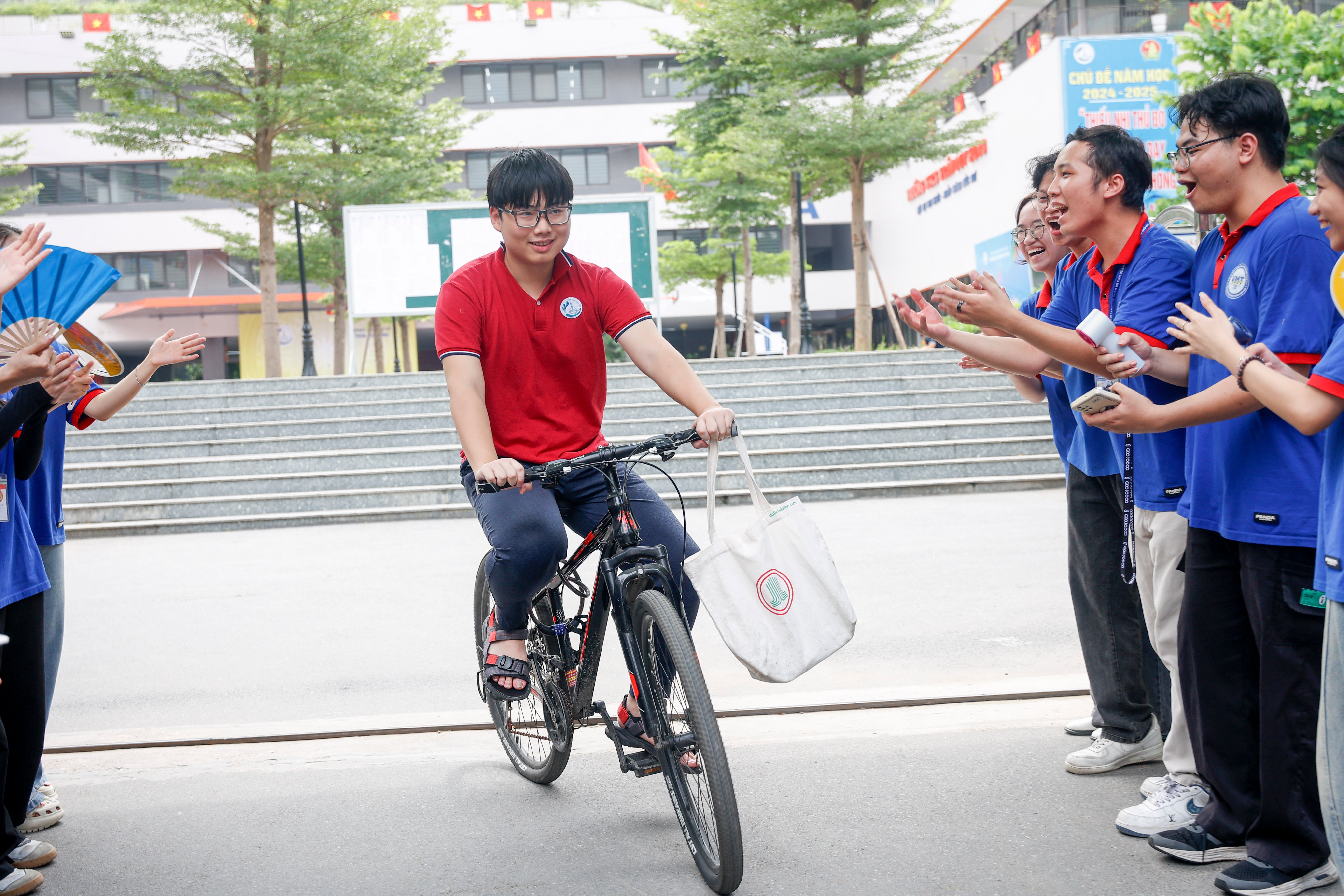Đề thi vào lớp 10 Hà Nội 2023 được khen gần gũi và vừa sức với thí sinh - Ảnh 8.