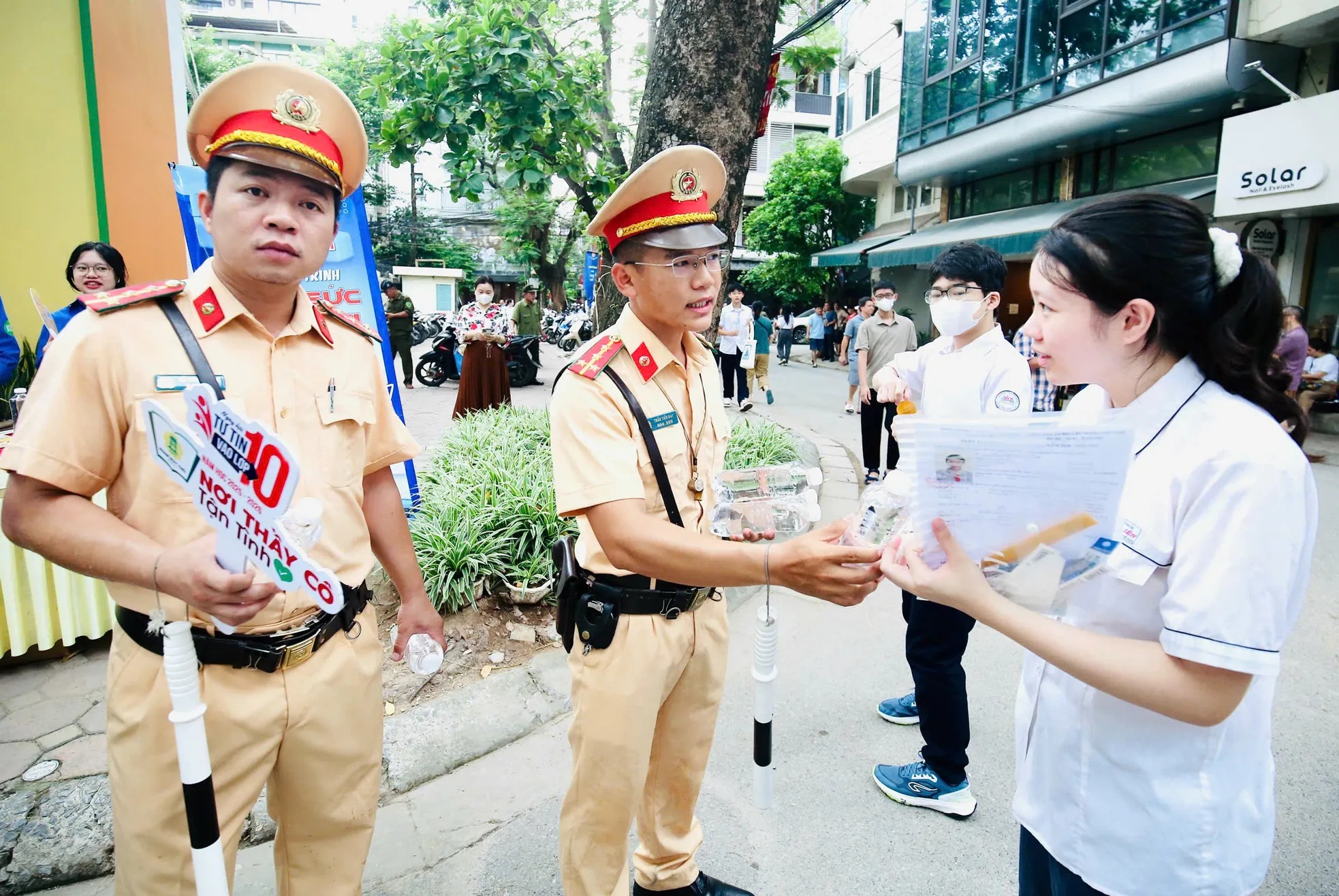 Cán bộ, chiến sĩ Công an Hà Nội túc trực tại các điểm trường hỗ trợ sĩ tử ảnh 10