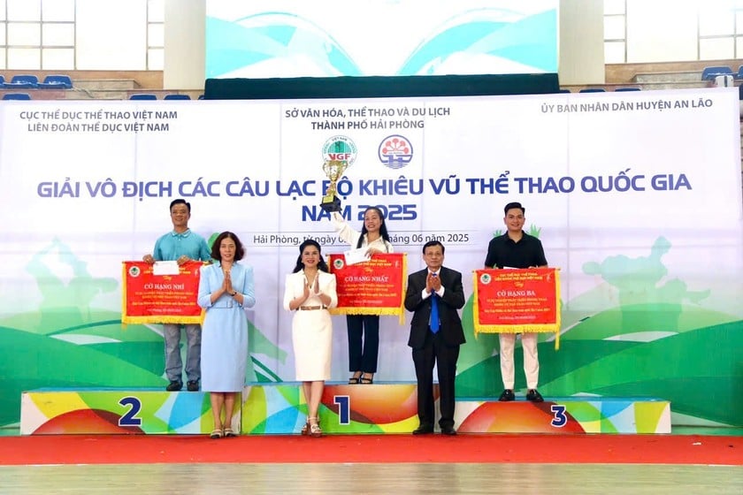 Ban tổ chức đã trao Cúp “Vì sự nghiệp phát triển phong trào Khiêu vũ Thể thao Việt Nam” cho đơn vị có số lượng vận động tham dự nhiều nhất tại giải.
