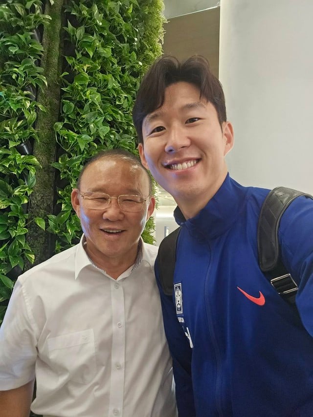 Son Heung-min và Lee Kang-in chụp ảnh ‘selfie’ cùng HLV Park Hang-seo: Bởi lý do cực kỳ đặc biệt…- Ảnh 1.
