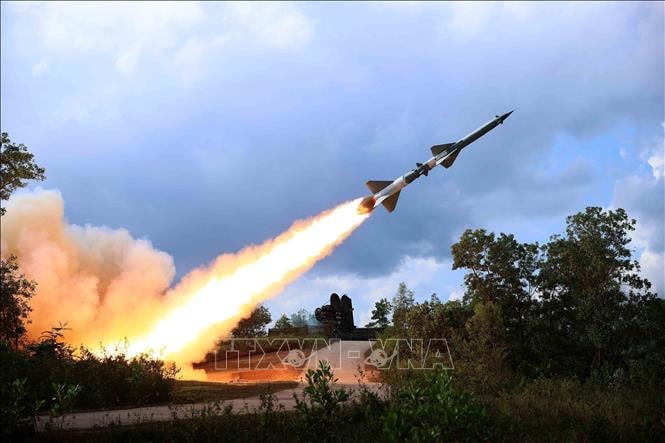 Tên lửa S-75M3 của Sư đoàn Phòng không 363 rời bệ phóng.