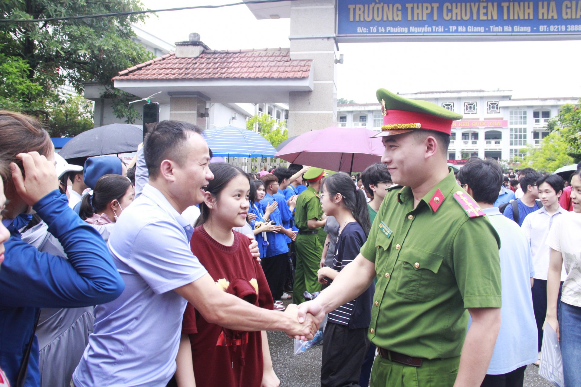 Phụ huynh chân thành cảm ơn lực lượng Công an đã hỗ trợ các con trong suốt kỳ thi.
