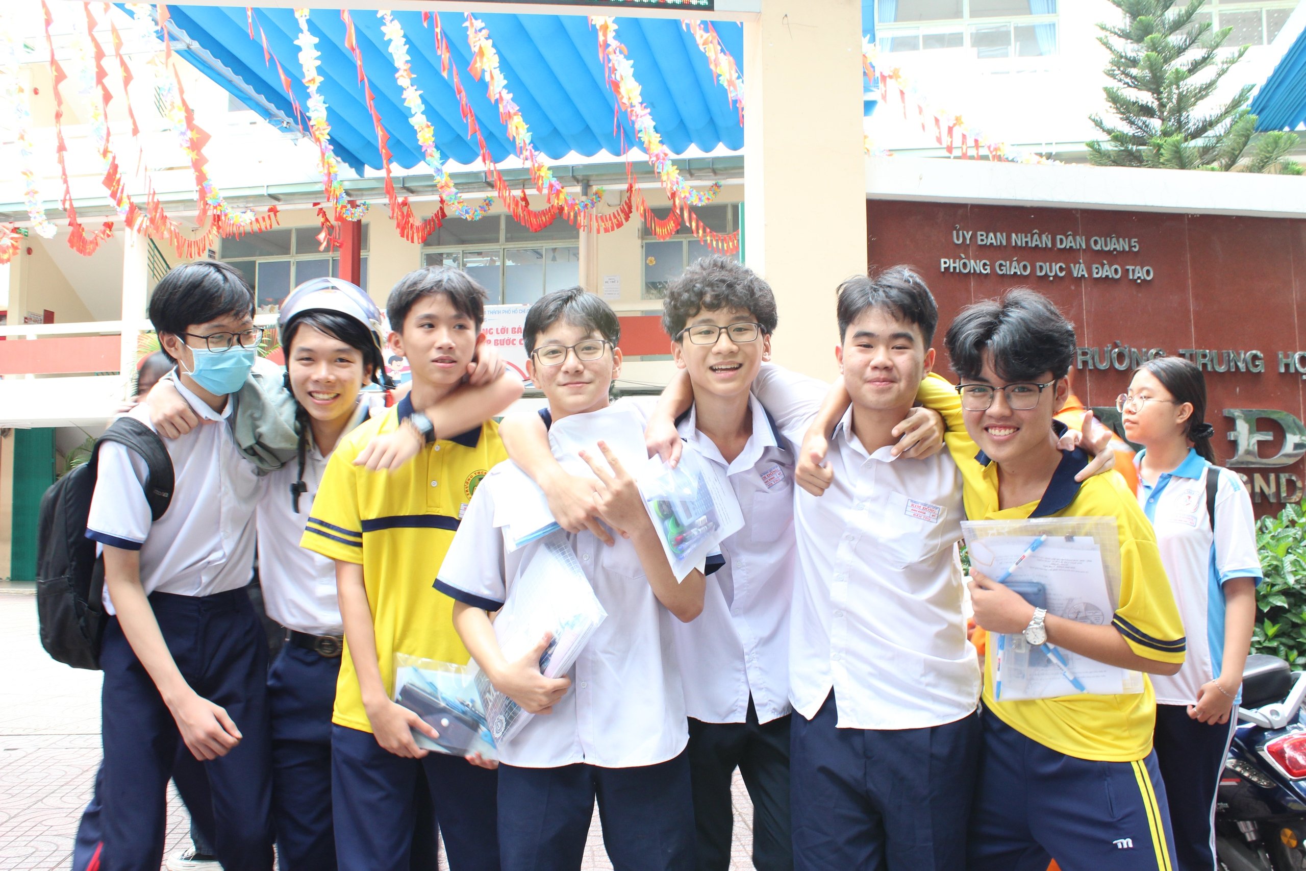 Người rơi lệ, người tươi như hoa sau giờ thi toán lớp 10 TP.HCM - Ảnh 8.