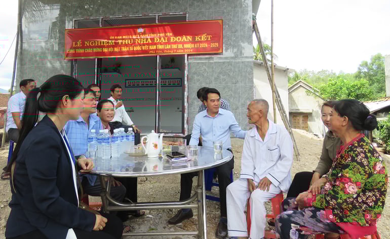 A poor household in Xuan Son Nam commune (Dong Xuan district) received 50 million VND from the Provincial Fatherland Front Committee to build a Great Solidarity house. Photo: THUY HANG