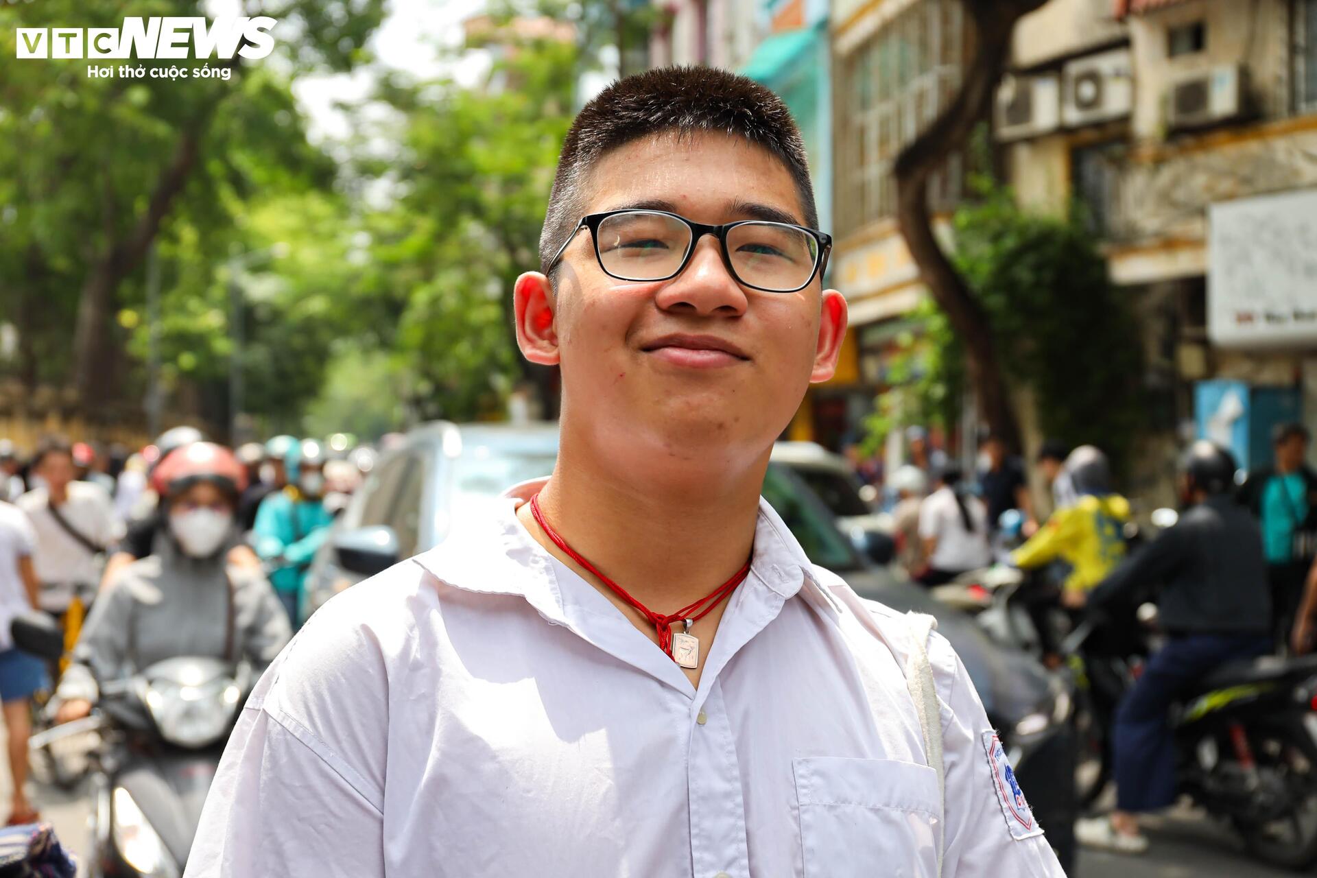 'បុកសញ្ញាសម្គាល់' បេក្ខជនសរសេរ 8 ទំព័រជាប់គ្នា កាន់ 8 ពិន្ទុក្នុងដៃ - 4