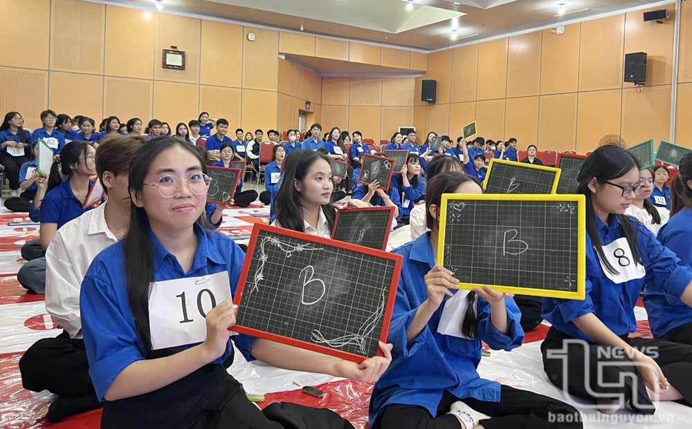 Các thí sinh dự thi.