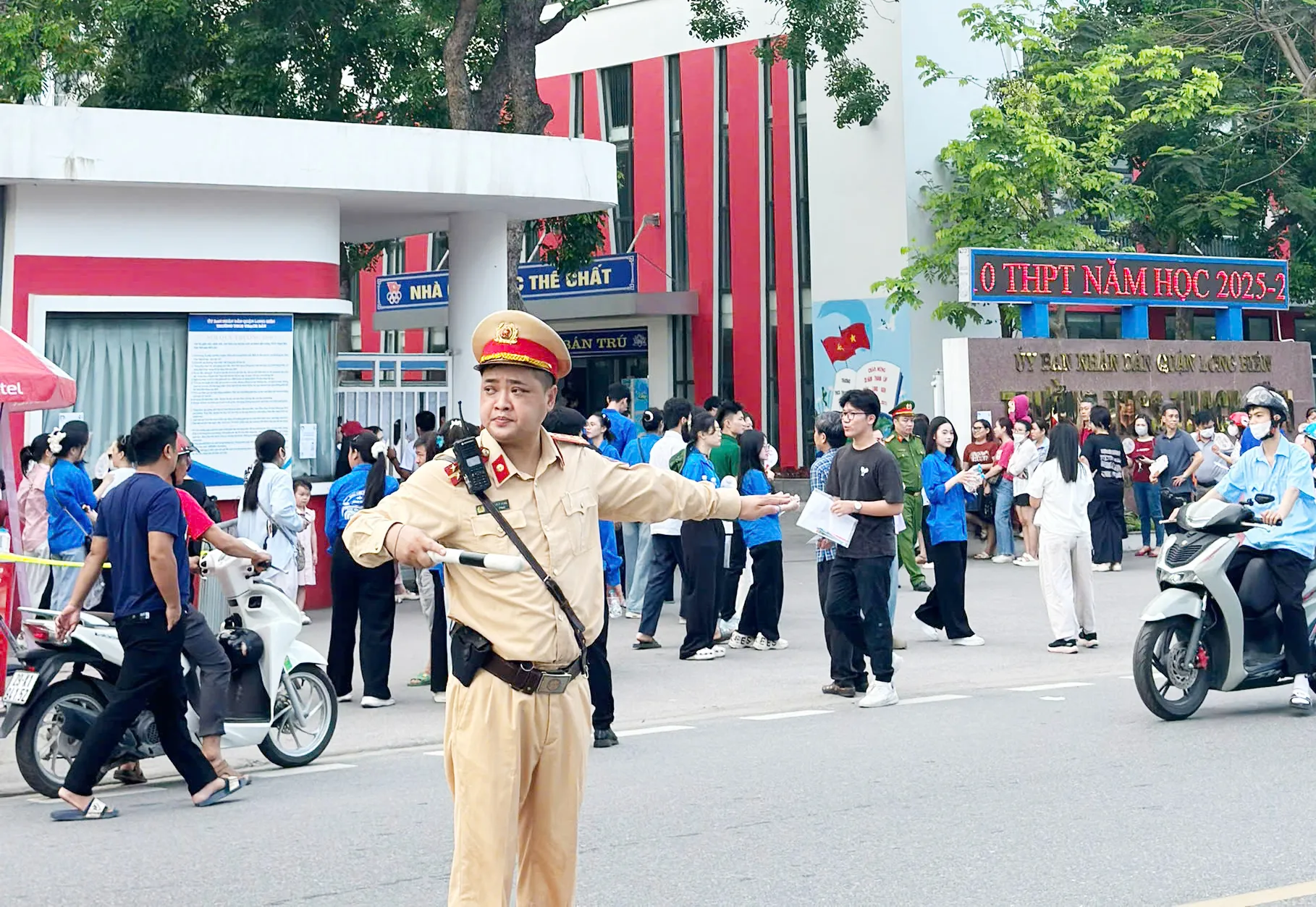 មន្ត្រីនគរបាល និងទាហាននៅទីក្រុងហាណូយ បំពេញភារកិច្ចនៅសាលារៀនជួយសិស្ស រូបថត ៧