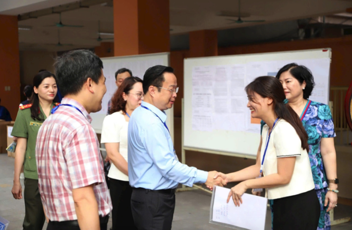Thi lớp 10 Hà Nội: Coi thi nghiêm nhưng không căng thẳng- Ảnh 2.