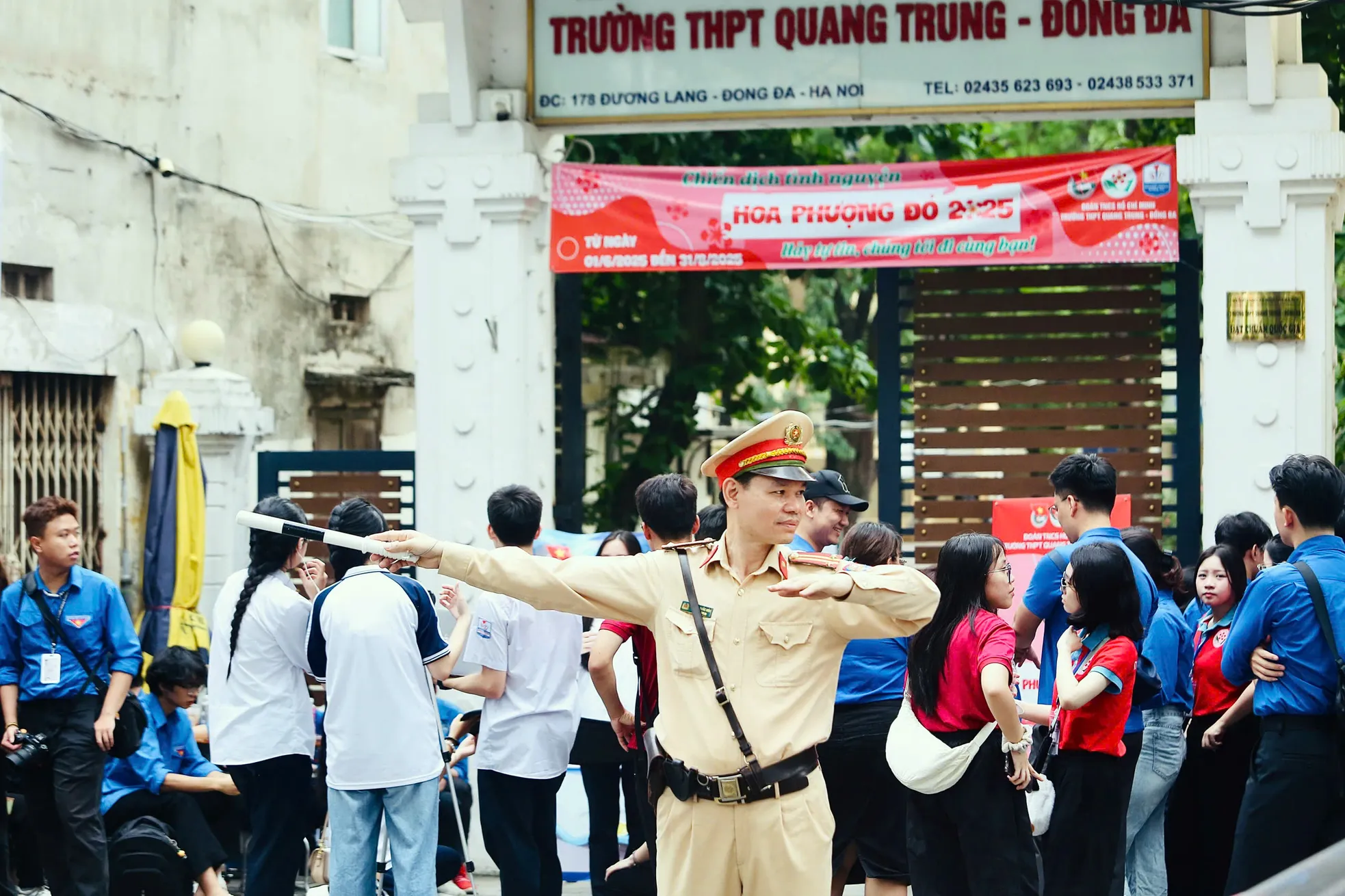 Cán bộ, chiến sĩ Công an Hà Nội túc trực tại các điểm trường hỗ trợ sĩ tử ảnh 4