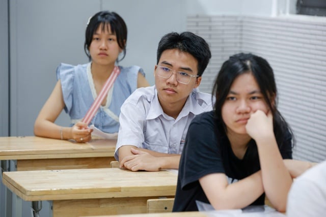 Có thí sinh mang điện thoại vào phòng thi lớp 10 môn ngoại ngữ   - Ảnh 1.