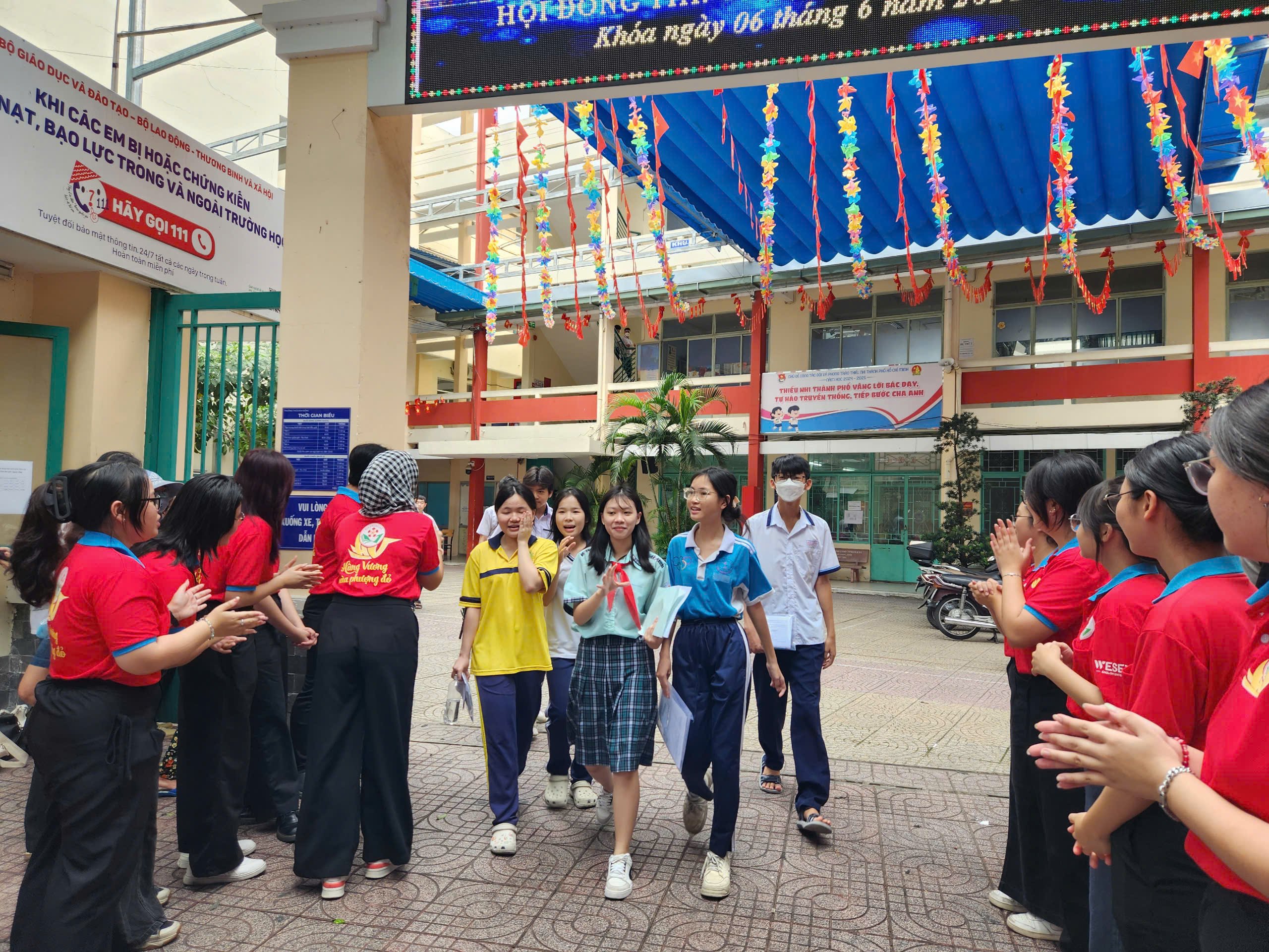 Người rơi lệ, người tươi như hoa sau giờ thi toán lớp 10 TP.HCM - Ảnh 11.