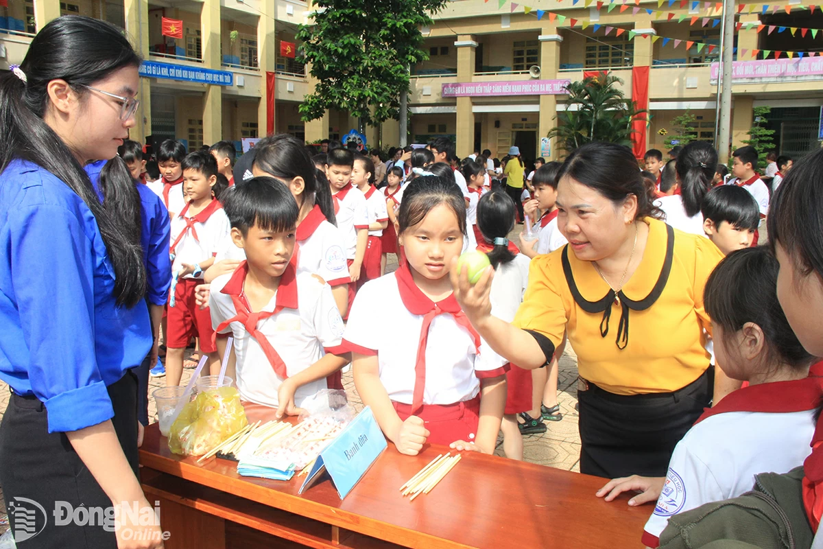 ヴィンクー地区の子どもたちは、子ども祭りでバインドゥアを演奏するよう指示されています。 写真：NGA SON