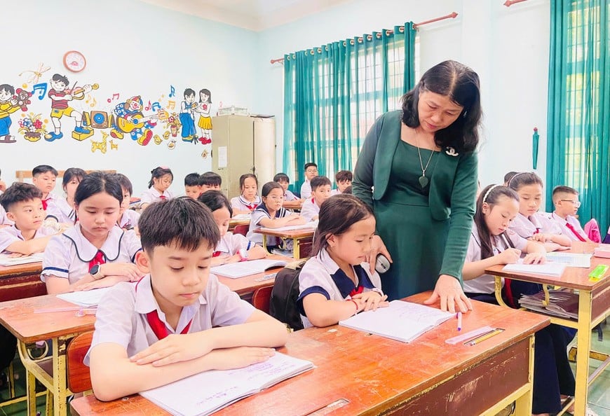 co-truong-thi-loan-giao-vien-truong-tieu-hoc-le-quy-don-cho-rang-su-phoi-hop-tu-phia-phu-huynh-de-dong-hanh-voi-cac-con-trong-hoc-tap-la-rat-can-thie.jpg
