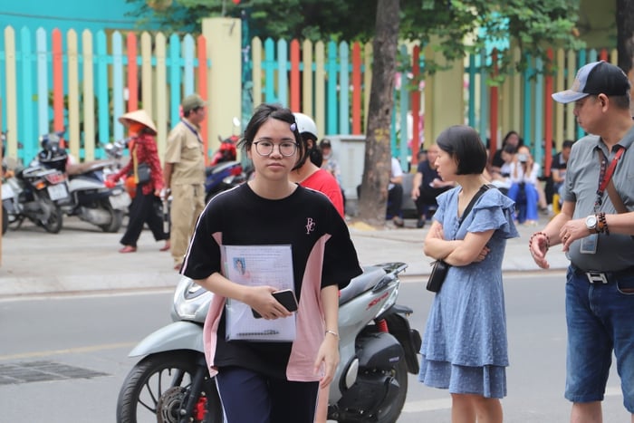 Gần 103.000 thí sinh Hà Nội bước vào môn thi đầu tiên, bố mẹ hồi hộp hơn con- Ảnh 1.