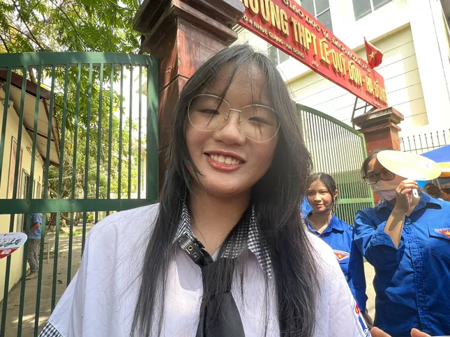Nhận xét, giải đề: Niềm vui của tuổi học trò vào đề thi Ngữ Văn lớp 10 Hà Nội ảnh 1
