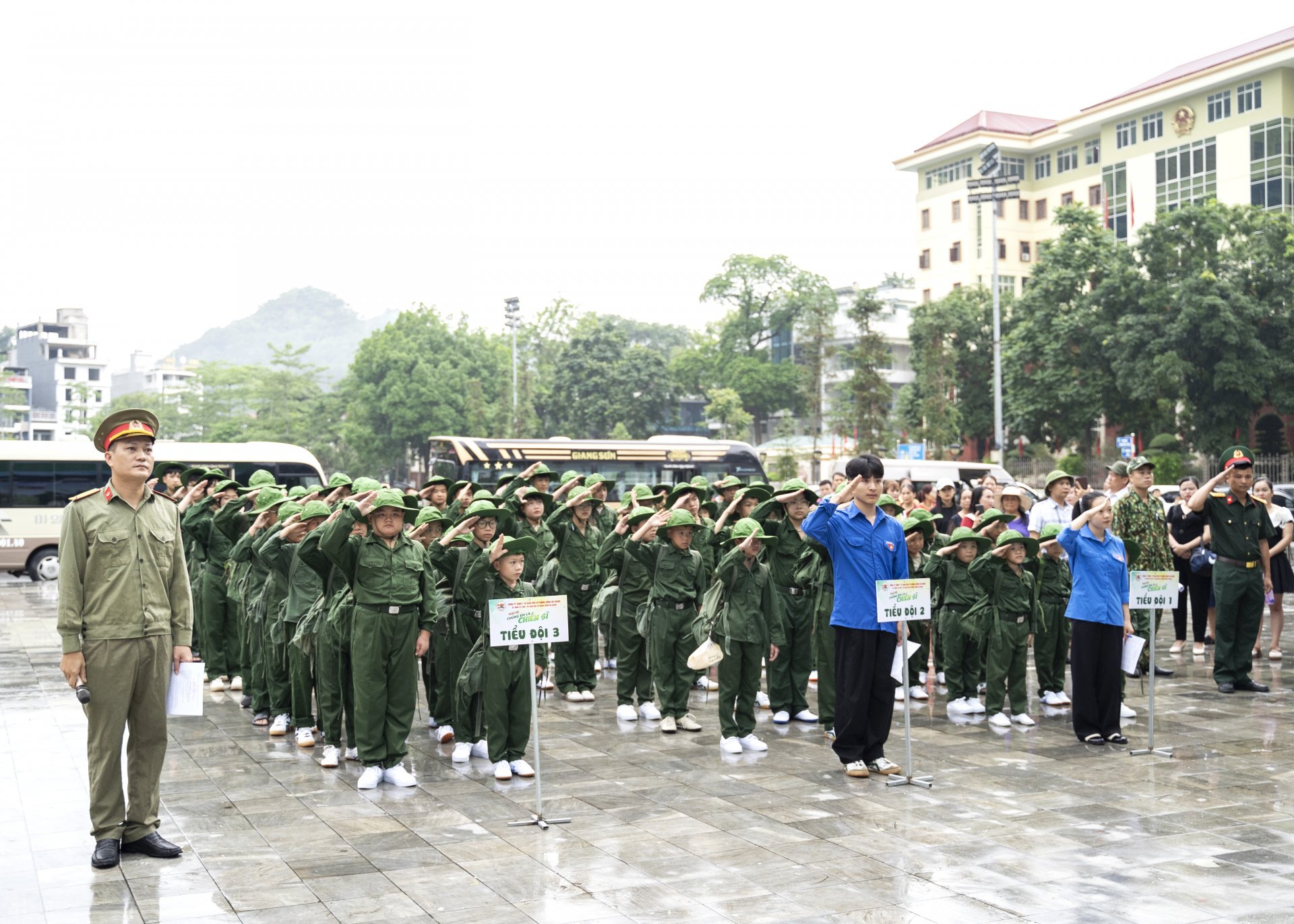 Các chiến sỹ nhí thực hiện nghi lễ chào cờ.