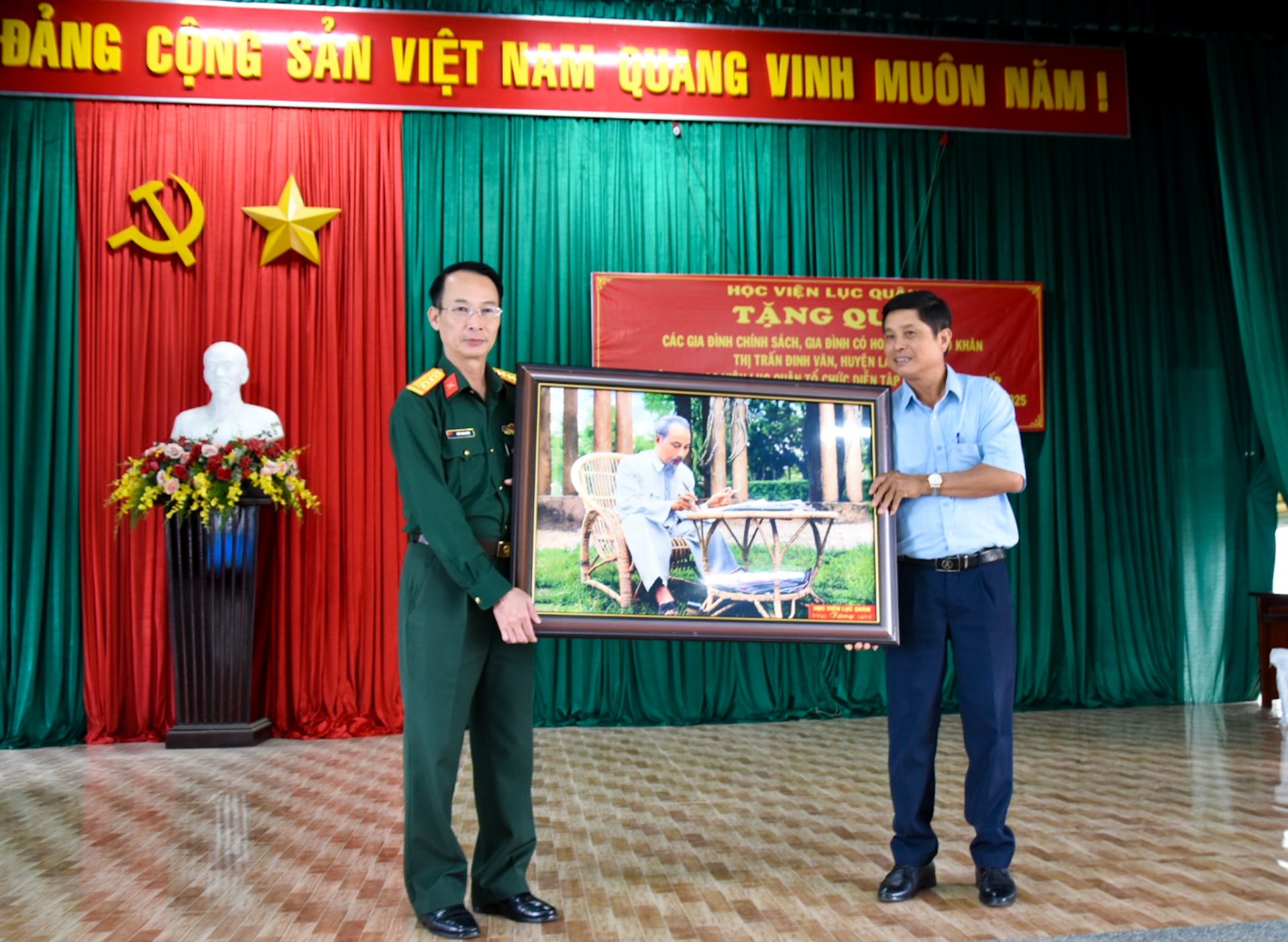 The delegation presented souvenirs to local authorities and authorities.