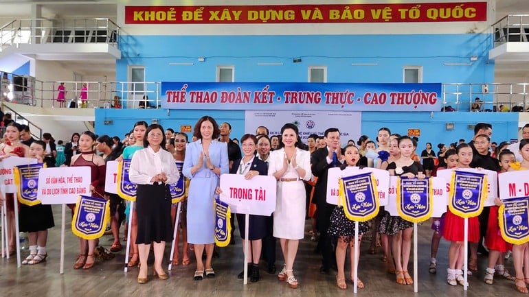 Ban Tổ chức trao cờ lưu niệm cho các đội tham dự.
