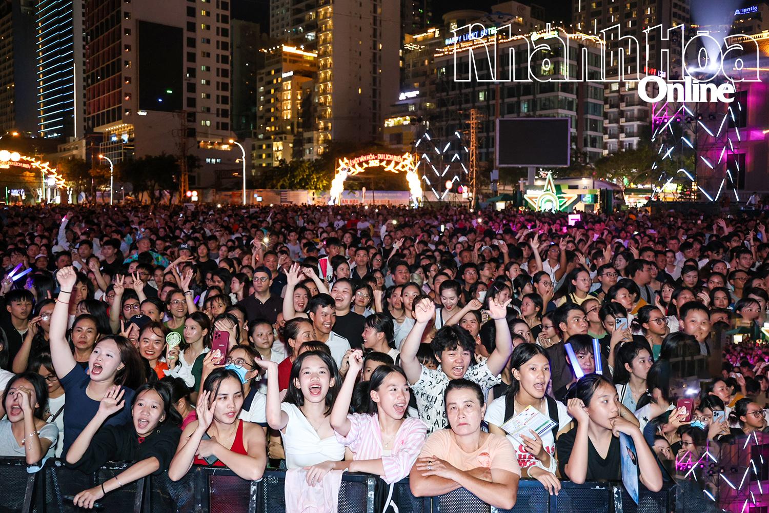 Đông đảo khán giả cùng hòa nhịp với những giai điệu sôi động của “Nha Trang say Hi”