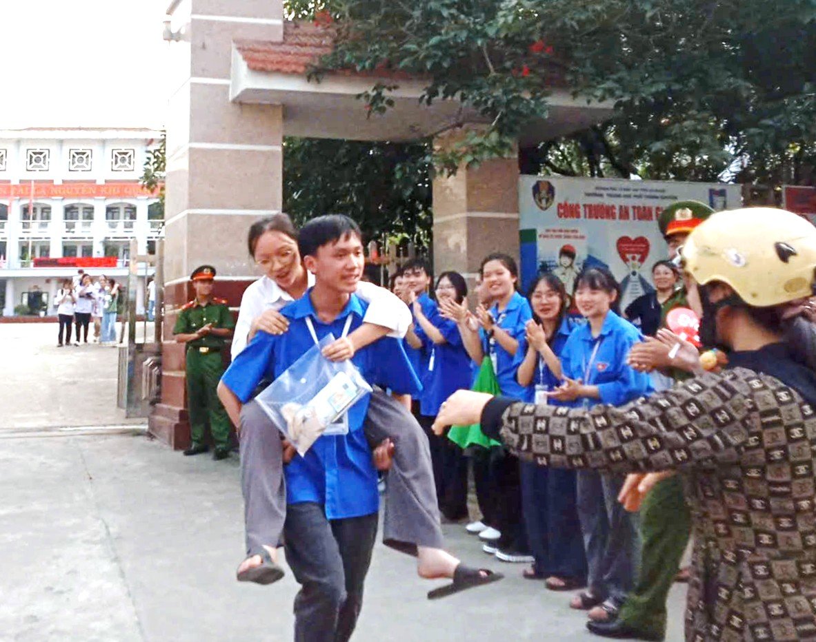Thí sinh tại Hội đồng thi Trường THPT chuyên bị đau chân được các đoàn viên thanh niên hỗ trợ.