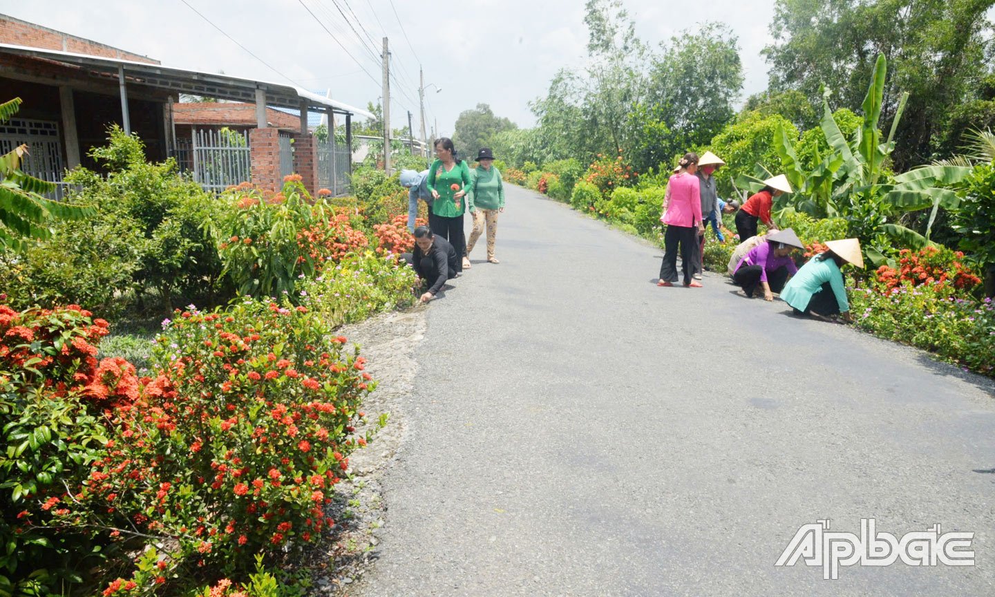 One of the green - clean - beautiful flower routes organized by the Women's Union of Tan Hoa Thanh commune, Tan Phuoc district.