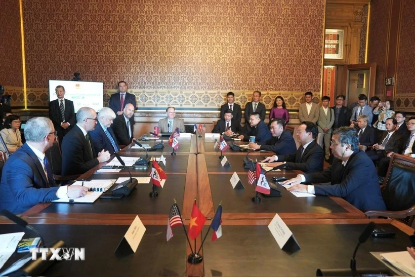 Bộ trưởng Bộ Nông nghiệp và Môi trường Đỗ Đức Duy dẫn đầu đoàn công tác với gần 50 cơ quan, doanh nghiệp, hiệp hội ngành nông nghiệp Việt Nam làm việc với Bộ Nông nghiệp tiểu bang Iowa (Mỹ). Ảnh: TTXVN