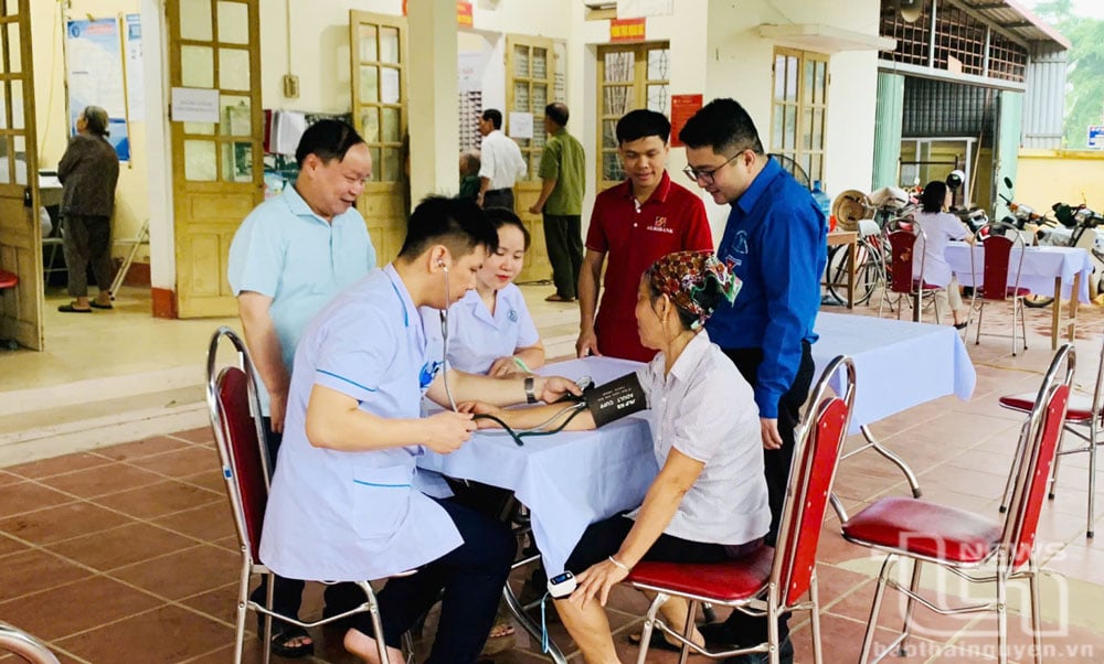 60 người là cựu chiến binh, gia đình người có công trên địa bàn xã được khám bệnh, cấp thuốc miễn phí.