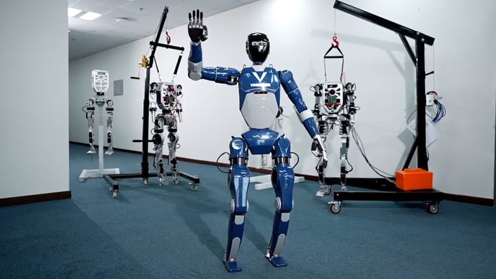 Robot Motion 1 có thể di chuyển, thực hiện một số động tác như vẫy tay chào.