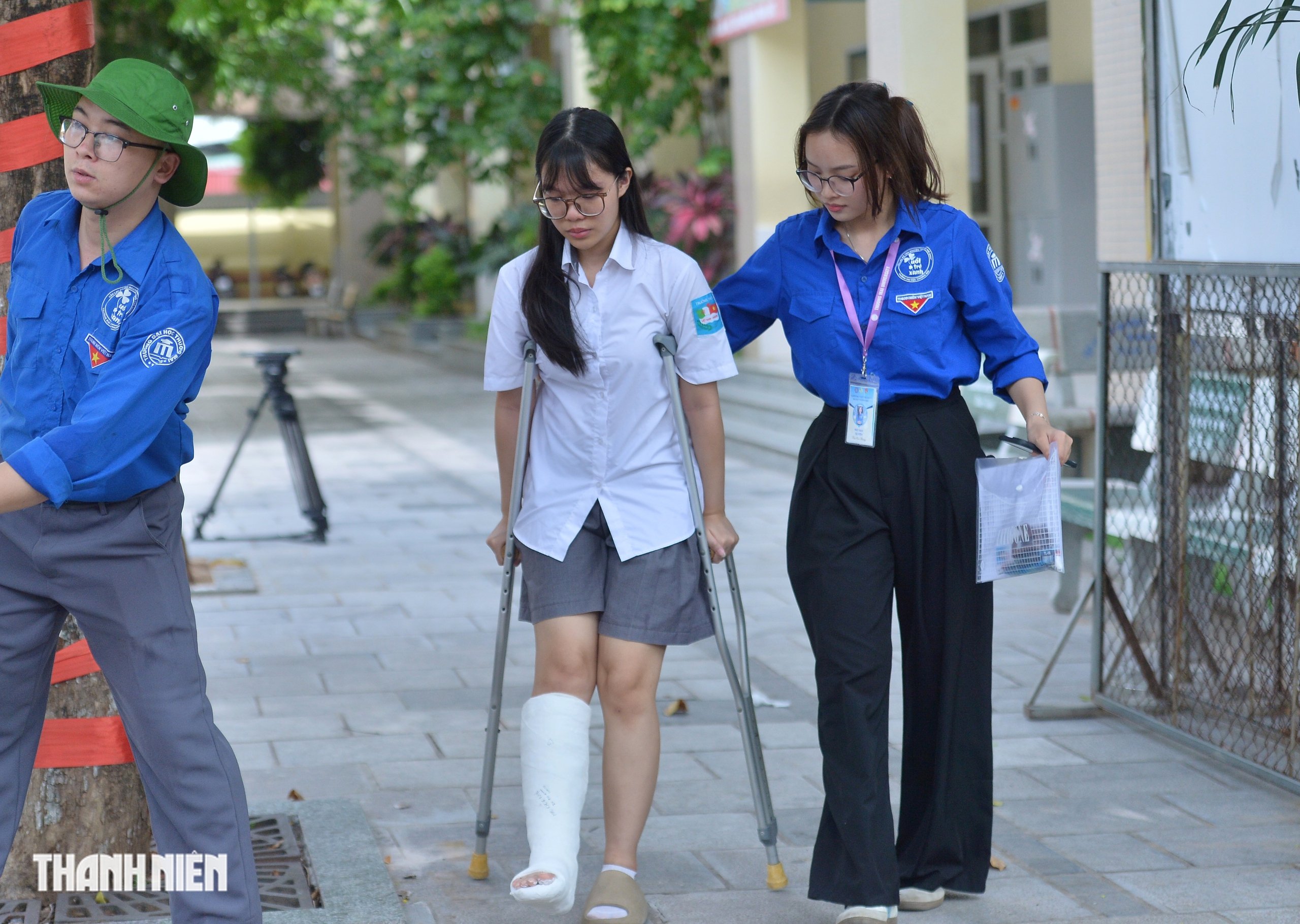 Nữ sinh chống nạng đi thi vào 10 bật mí lời chúc đặc biệt trên phần bột - Ảnh 9.