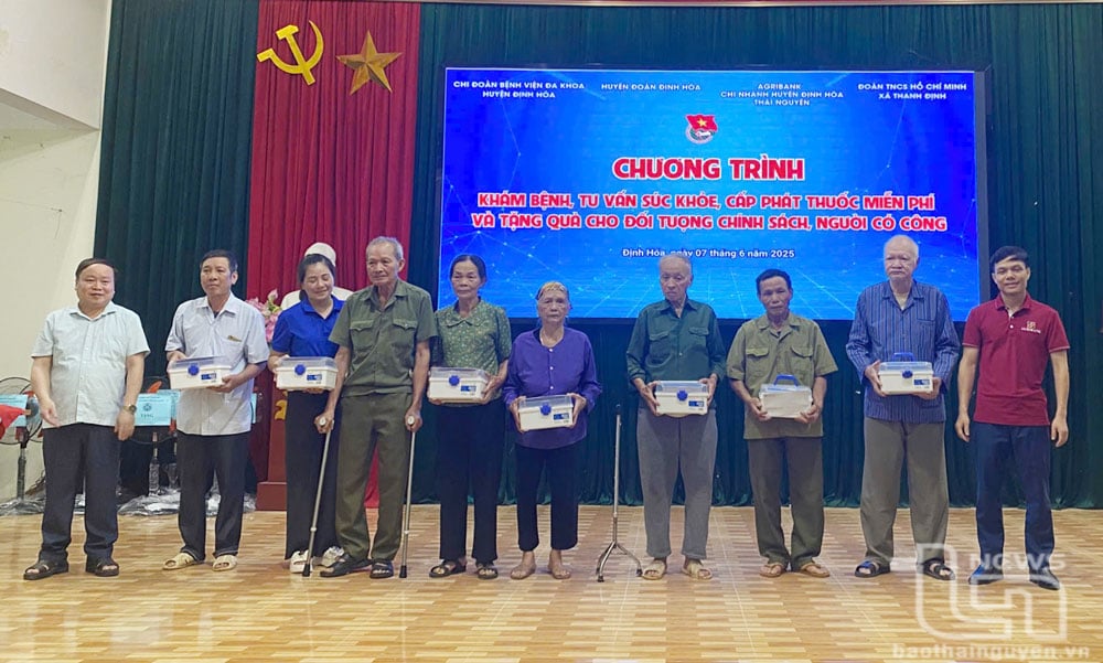 Ban Tổ chức Chương trình tặng quà cho cựu chiến binh, gia đình người có công với cách mạng.