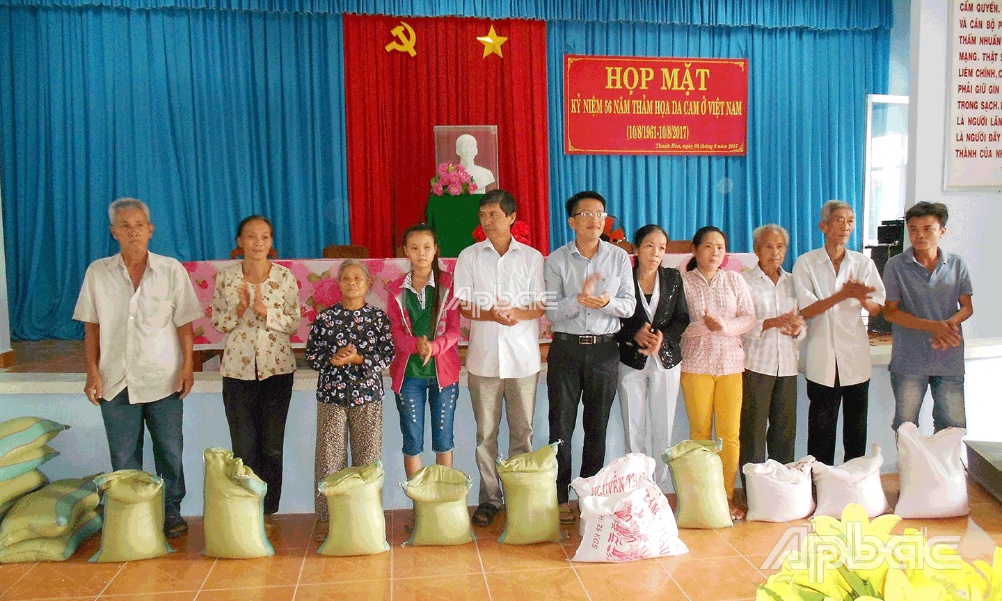 Tặng quà cho NNCĐDC ở xã Thanh Hòa, TX. Cai Lậy.