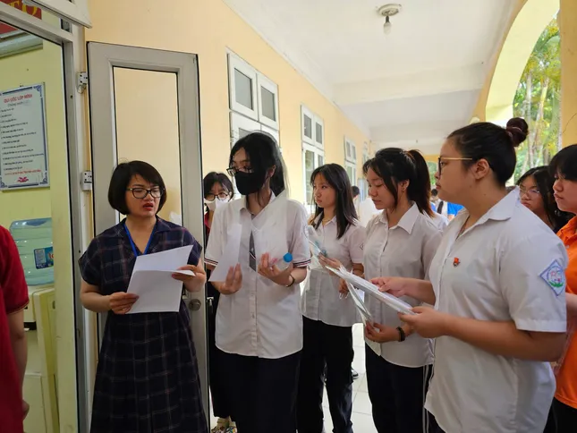 ผู้สมัครฮานอยเกือบ 103,000 คนเข้าสอบวรรณคดีชั้น ม.4: อัปเดตคำถามสอบและวิธีแก้ไขรูปถ่าย 9