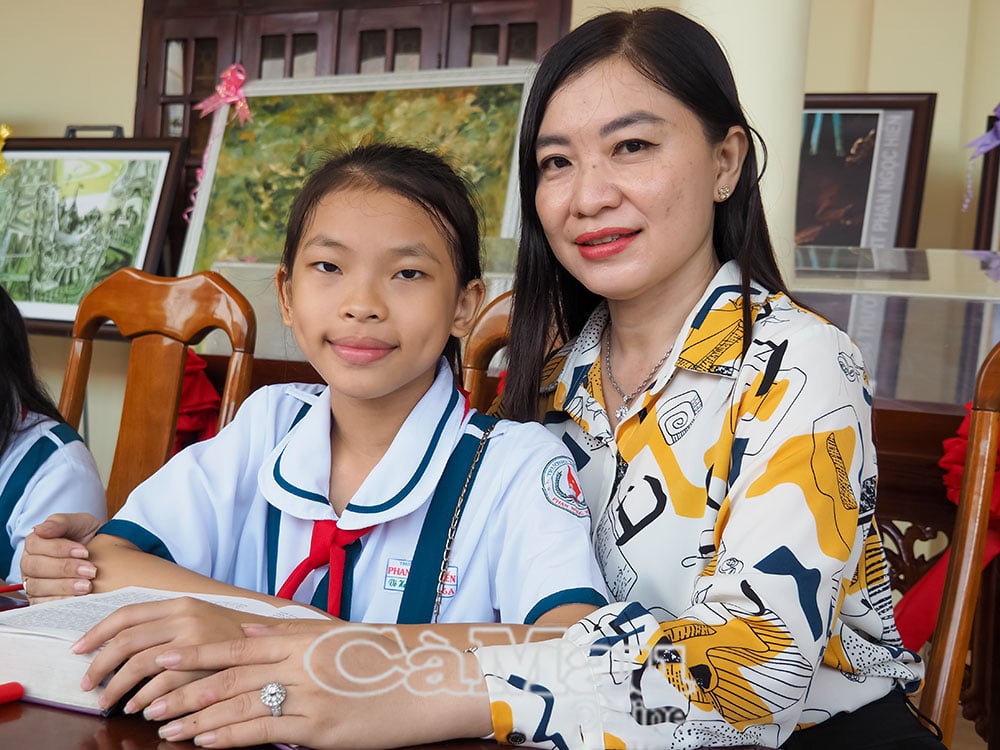 Cô Nguyễn Thị Mộng Trinh, Hiệu trưởng Trường Tiểu học Phan Ngọc Hiển, tự hào bên cô học trò chăm ngoan, học giỏi Ánh Duyên.