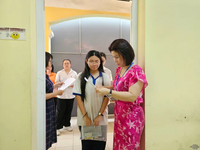 ผู้สมัครฮานอยเกือบ 103,000 คนเข้าสอบวรรณคดีชั้น ม.4: คำถามทดสอบที่อัปเดต คำถามที่แก้แล้ว รูปภาพ 8