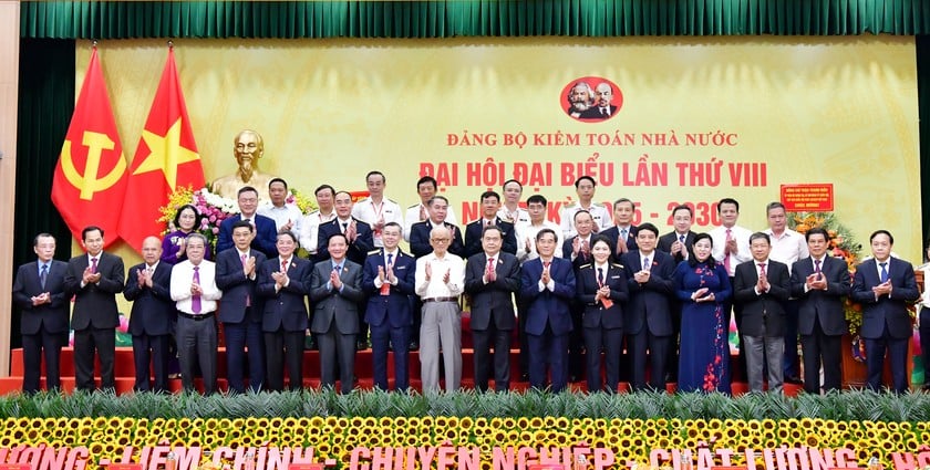 Chủ tịch Quốc hội Trần Thanh Mẫn và các đại biểu chụp ảnh lưu niệm cùng Ban Thường vụ Đảng ủy KTNN nhiệm kỳ 2025- 2030.