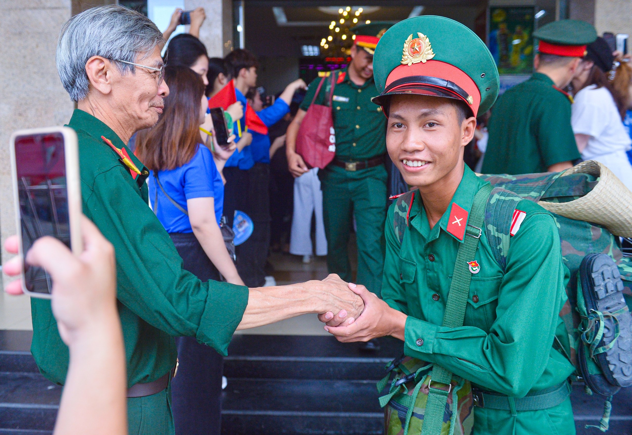 Cựu chiến binh bắt tay, chào điều lệnh từng chiến sĩ làm nhiệm vụ A80- Ảnh 2.