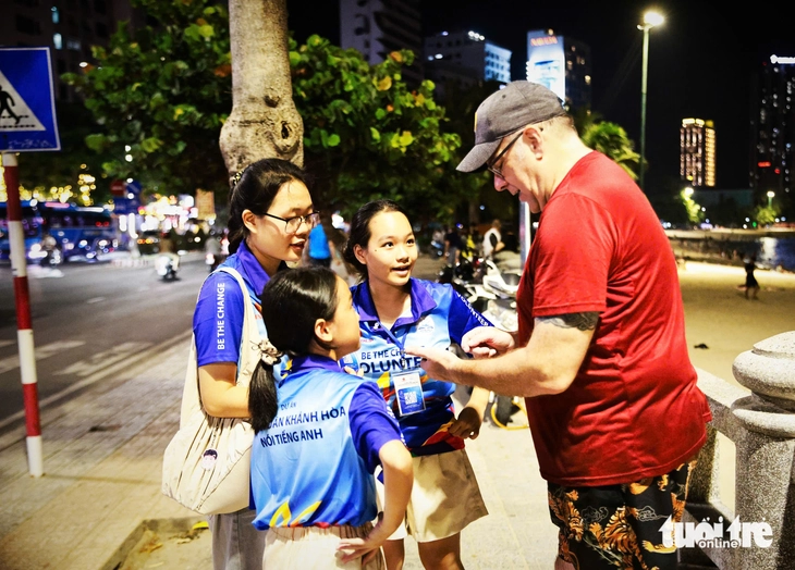 Những bạn trẻ làm hướng dẫn viên miễn phí cho du khách Nha Trang - Ảnh 2.