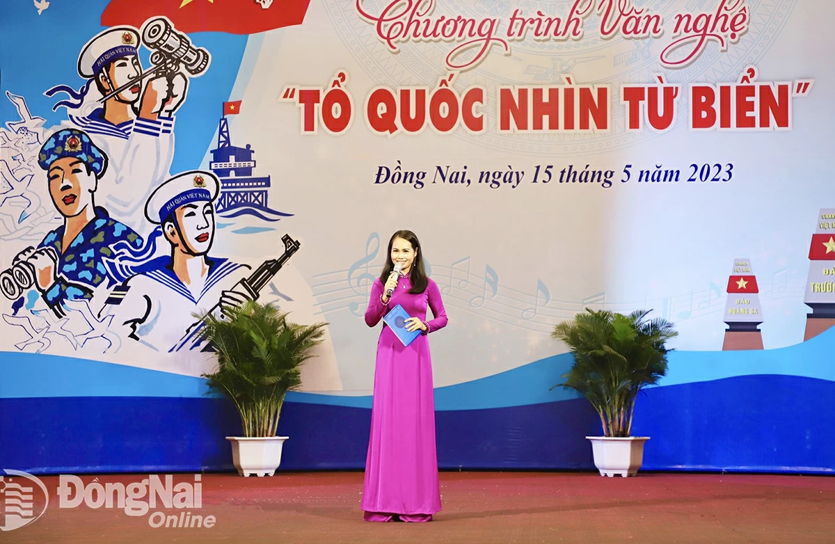 Ms. Nguyen Thi Tuyet Linh as MC in the performing arts activities of Dong Nai Cultural - Cinema Center.