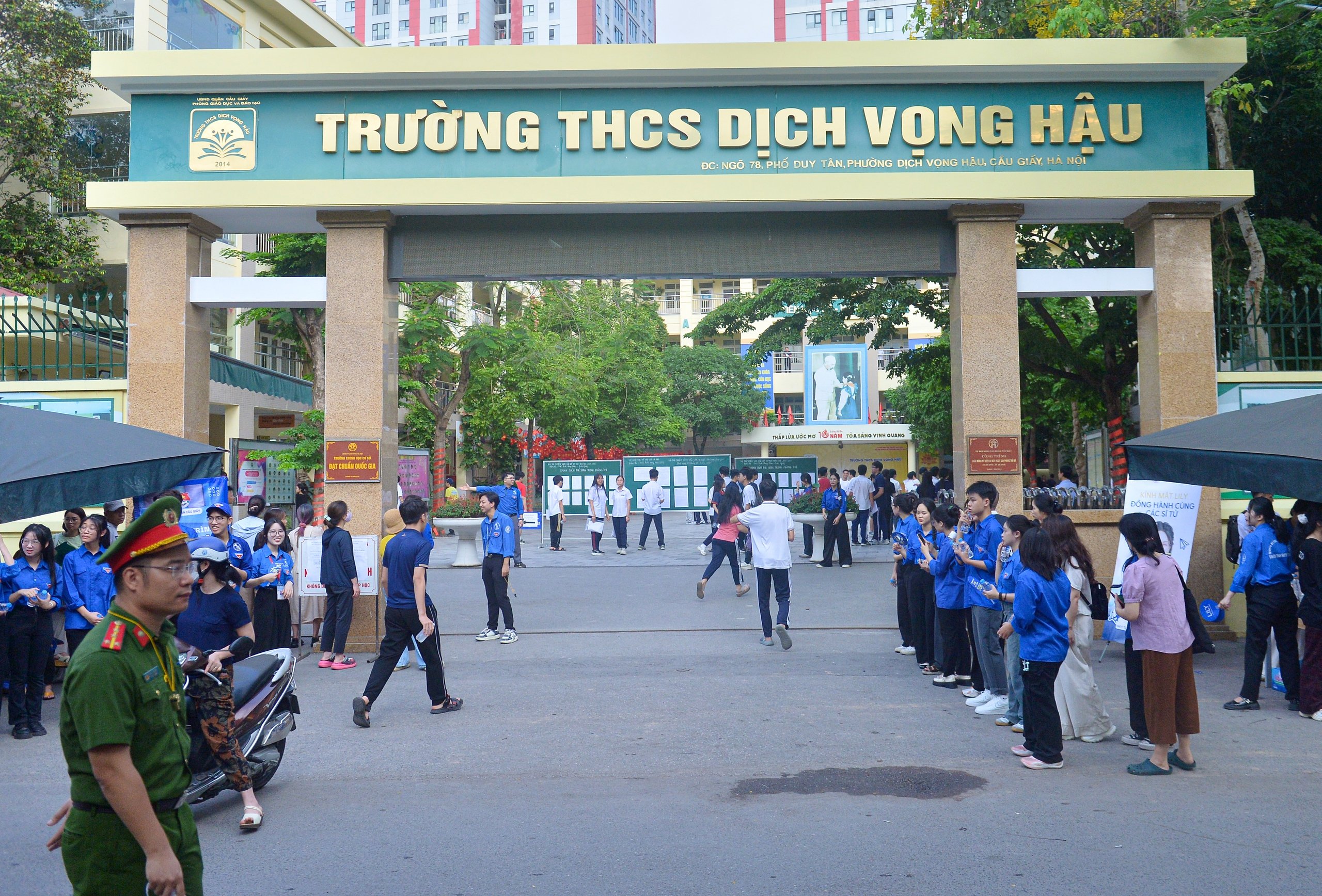 Ông ngoại 76 tuổi đưa cháu đi thi cấp 3 để cháu 'nhận vía tốt' - Ảnh 1.