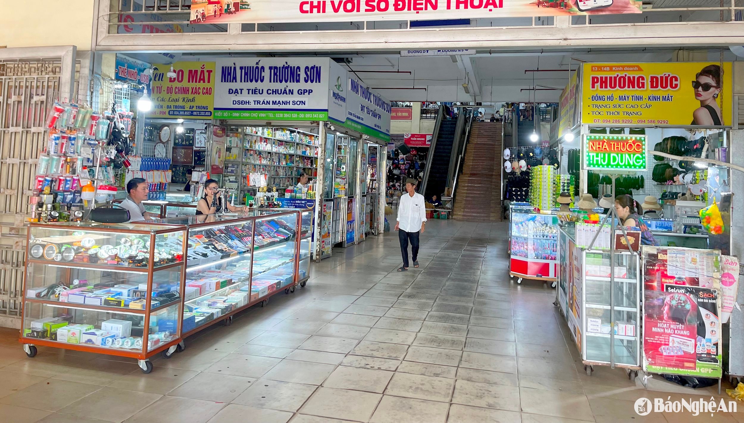Các ki ốt tại cổng đình Chính vắng khách ảnh Quang An